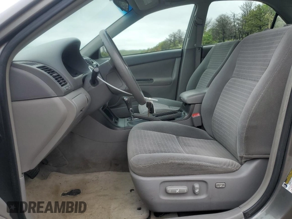 2005 Toyota Camry STD z VIN 4T1BE32K95U580581, wystawiony jako Copart lot #58212165 z przebiegiem 124 350 mil mil oraz Czysty tytuł • Clean title. Historia ofert i sprzedaży dostępna na DreamBid. Obrazek 7.