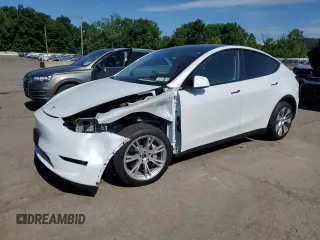 2024 Tesla Model Y Long Range z VIN 7SAYGDEE2RA257279, wystawiony jako Copart lot #61248255 z przebiegiem Nie podano mil oraz Szkoda całkowita • Salvage title. Historia ofert i sprzedaży dostępna na DreamBid. Obrazek 1.