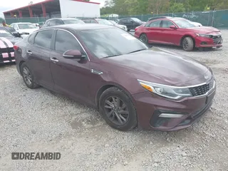 2020 Kia Optima SE z VIN 5XXGT4L35LG393628, wystawiony jako IAAI lot #42208328 z przebiegiem 81 985 mil mil oraz . Historia ofert i sprzedaży dostępna na DreamBid. Obrazek 1.