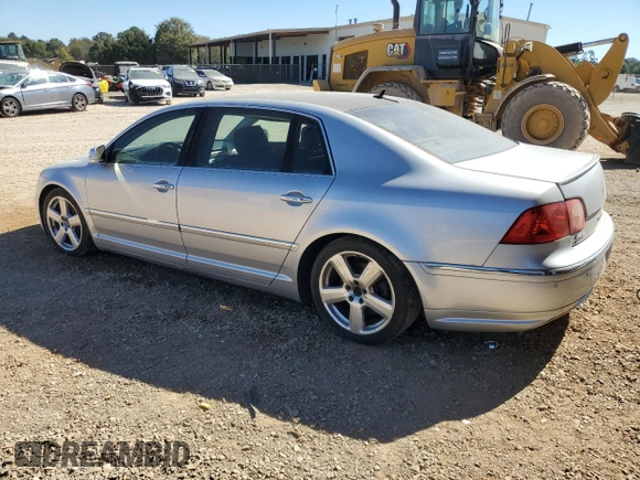 2004 Volkswagen Phaeton V8 z VIN WVWAF63D748010147, wystawiony jako Copart lot #75843654 z przebiegiem 147 157 mil mil oraz Nie do naprawy • Non repairable. Historia ofert i sprzedaży dostępna na DreamBid. Obrazek 2.