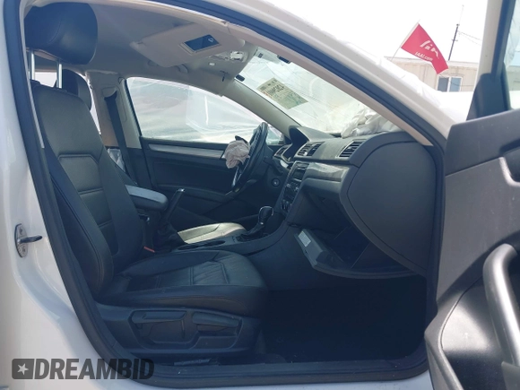 2014 Volkswagen Passat S z VIN 1VWAT7A30EC113737, wystawiony jako IAAI lot #42029001 z przebiegiem 115 378 mil mil oraz . Historia ofert i sprzedaży dostępna na DreamBid. Obrazek 5.