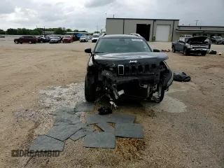 2019 Jeep Cherokee Latitude z VIN 1C4PJLCBXKD149943, wystawiony jako Copart lot #54366825 z przebiegiem 137 269 mil mil oraz Szkoda całkowita • Salvage title. Historia ofert i sprzedaży dostępna na DreamBid. Obrazek 15.