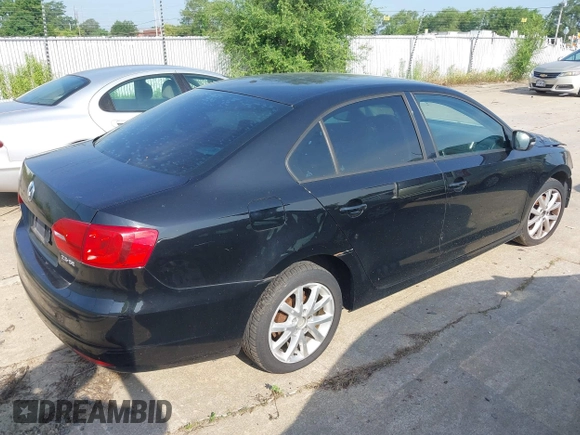 2012 Volkswagen Jetta SE z VIN 3VWDX7AJ4CM061850, wystawiony jako IAAI lot #42564886 z przebiegiem 234 129 mil mil oraz . Historia ofert i sprzedaży dostępna na DreamBid. Obrazek 4.