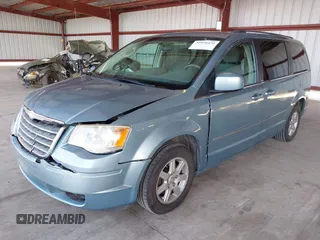 2010 Chrysler Town & Country Touring z VIN 2A4RR5D10AR500903, wystawiony jako IAAI lot #41976476 z przebiegiem 219 230 mil mil oraz . Historia ofert i sprzedaży dostępna na DreamBid. Obrazek 2.