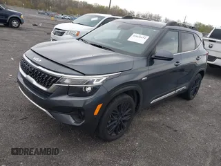2023 Kia Seltos Nightfall z VIN KNDEUCA27P7348312, wystawiony jako IAAI lot #42028454 z przebiegiem 42 106 mil mil oraz . Historia ofert i sprzedaży dostępna na DreamBid. Obrazek 2.