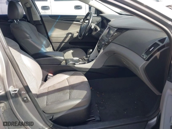 2014 Hyundai Sonata SE with VIN 5NPEC4AC7EH863868, listed as a IAAI auction lot 41687243 with 95,653 mi miles. Bid and sale history available at carsss.com. Image 5.