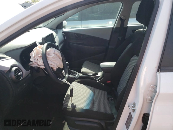 2021 Hyundai Kona SE z VIN KM8K1CAAXMU746447, wystawiony jako Copart lot #55303085 z przebiegiem 26 726 mil mil oraz Szkody całkowita. Historia ofert i sprzedaży dostępna na DreamBid. Obrazek 7.