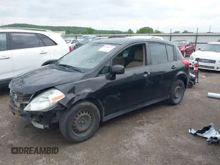 2011 Nissan Versa S z VIN 3N1BC1CPXBL367494, wystawiony jako IAAI lot #42139373 z przebiegiem 151 019 mil mil oraz . Historia ofert i sprzedaży dostępna na DreamBid. Obrazek 2.