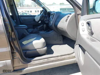 2006 Ford Escape XLT with VIN 1FMCU03116KB57387, listed as a IAAI auction lot 41813041 with 180,417 mi miles. Bid and sale history available at carsss.com. Image 5.