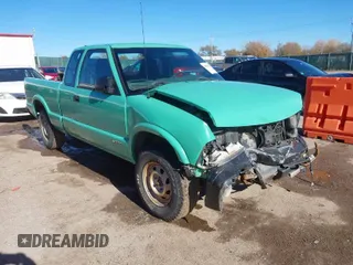 2002 Chevrolet S-10 LS with VIN 1GCDT19W228228916, listed as a IAAI auction lot 40902812 with 247,233 mi miles. Bid and sale history available at carsss.com. Image 1.