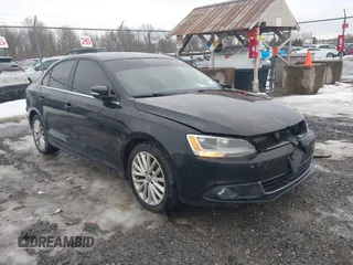 2014 Volkswagen Jetta SEL z VIN 3VWL17AJ6EM428036, wystawiony jako IAAI lot #41716470 z przebiegiem 171 805 mil mil oraz . Historia ofert i sprzedaży dostępna na DreamBid. Obrazek 1.