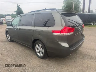 2013 Toyota Sienna LE AAS z VIN 5TDKK3DCXDS361554, wystawiony jako Copart lot #60774985 z przebiegiem 204 462 mil mil oraz Czysty tytuł • Clean title. Historia ofert i sprzedaży dostępna na DreamBid. Obrazek 3.