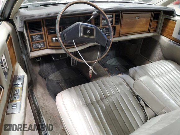 1984 Cadillac Eldorado z VIN 1G6AL5785EE630873, wystawiony jako Copart lot #82896404 z przebiegiem 3 839 mil mil oraz Czysty tytuł • Clean title. Historia ofert i sprzedaży dostępna na DreamBid. Obrazek 8.