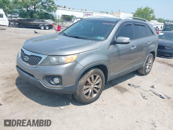 2011 Kia Sorento EX z VIN 5XYKUDA26BG059667, wystawiony jako IAAI lot #42409157 z przebiegiem 166 868 mil mil oraz . Historia ofert i sprzedaży dostępna na DreamBid. Obrazek 2.