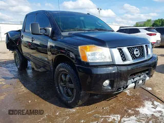 2013 Nissan Titan Pro-4X z VIN 1N6BA0EC4DN305032, wystawiony jako IAAI lot #42341681 z przebiegiem 118 251 mil mil oraz . Historia ofert i sprzedaży dostępna na DreamBid. Obrazek 1.