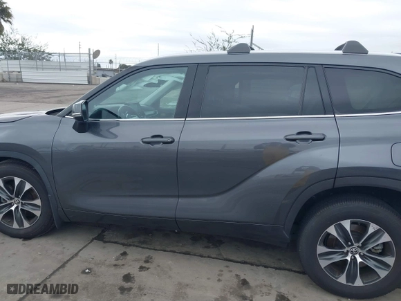 2020 Toyota Highlander XLE with VIN 5TDHZRAH5LS004127, listed as a IAAI auction lot 41763819 with 53,228 mi miles. Bid and sale history available at carsss.com. Image 14.