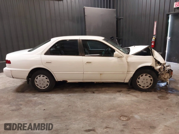 1999 Toyota Camry LE z VIN 4T1BG22K1XU888402, wystawiony jako IAAI lot #42483791 z przebiegiem 149 512 mil mil oraz . Historia ofert i sprzedaży dostępna na DreamBid. Obrazek 13.