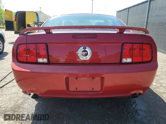 2008 Ford Mustang GT Deluxe z VIN 1ZVHT82H185148925, wystawiony jako Copart lot #61918505 z przebiegiem 186 364 mil mil oraz Czysty tytuł • Clean title. Historia ofert i sprzedaży dostępna na DreamBid. Obrazek 6.