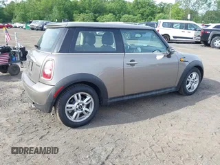 2013 MINI Hardtop z VIN WMWSU3C5XDT685745, wystawiony jako IAAI lot #42300577 z przebiegiem 112 804 mil mil oraz . Historia ofert i sprzedaży dostępna na DreamBid. Obrazek 4.