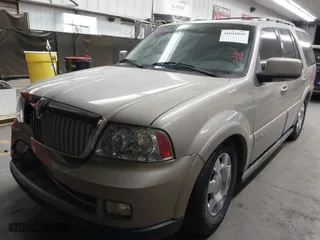 2005 Lincoln Navigator Luxury with VIN 5LMFU275X5LJ19216, listed as a IAAI auction lot 41641059 with 133,888 mi miles. Bid and sale history available at carsss.com. Image 2.