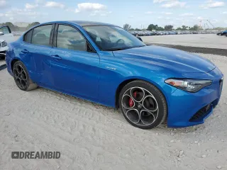 2023 Alfa Romeo Giulia Veloce z VIN ZARFAMBN1P7668694, wystawiony jako Copart lot #53982015 z przebiegiem 12 728 mil mil oraz Szkoda całkowita • Salvage title. Historia ofert i sprzedaży dostępna na DreamBid. Obrazek 4.