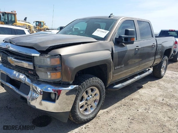 2015 Chevrolet Silverado 2500HD LT with VIN 1GC1KVEG5FF557414, listed as a IAAI auction lot 41735823 with 271,919 mi miles. Bid and sale history available at carsss.com. Image 2.