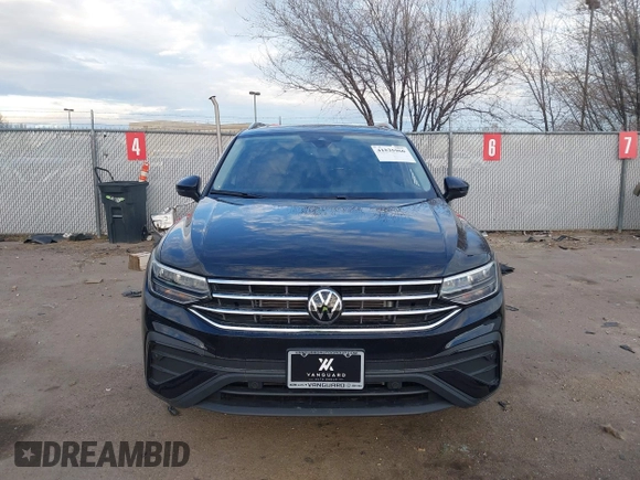 2024 Volkswagen Tiguan SE с VIN 3VVMB7AX6RM176241, выставлен на аукционе IAAI как лот 41835966 с пробегом 2 269 миль миль и . История ставок и продаж доступна на DreamBid. Изображение 13.