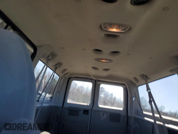 2006 Ford Econoline Passenger XL z VIN 1FBNE31L16DA53135, wystawiony jako Copart lot #45904875 z przebiegiem 174 385 mil mil oraz Szkoda całkowita • Salvage title. Historia ofert i sprzedaży dostępna na DreamBid. Obrazek 10.