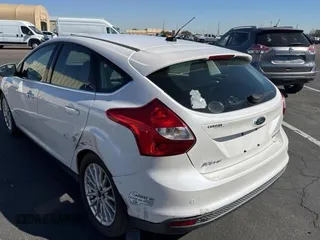 2014 Ford Focus Electric z VIN 1FADP3R41EL306186, wystawiony jako Copart lot #78071714 z przebiegiem 46 632 mil mil oraz Czysty tytuł • Clean title. Historia ofert i sprzedaży dostępna na DreamBid. Obrazek 3.