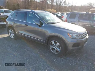 2013 Volkswagen Touareg Exec z VIN WVGEF9BP4DD007000, wystawiony jako IAAI lot #41529726 z przebiegiem 150 852 mil mil oraz . Historia ofert i sprzedaży dostępna na DreamBid. Obrazek 1.