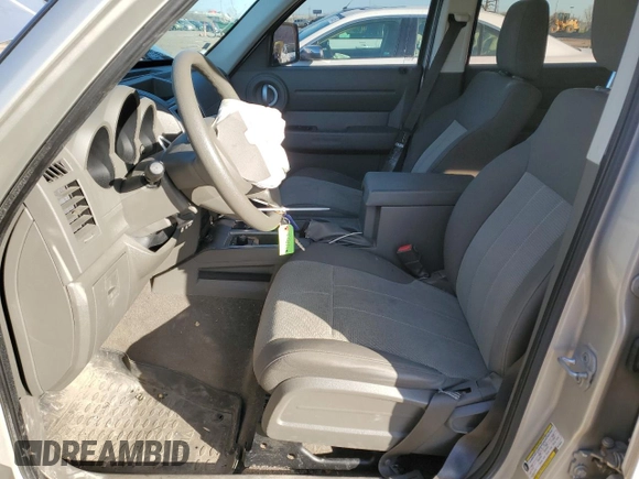 2008 Dodge Nitro SXT z VIN 1D8GU28K98W138540, wystawiony jako Copart lot #53465375 z przebiegiem 92 842 mil mil oraz Czysty tytuł • Clean title. Historia ofert i sprzedaży dostępna na DreamBid. Obrazek 7.