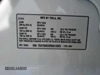 2024 Tesla Model Y Long Range z VIN 7SAYGDEE0RA313929, wystawiony jako Copart lot #59548725 z przebiegiem Nie podano mil oraz Szkoda całkowita • Salvage title. Historia ofert i sprzedaży dostępna na DreamBid. Obrazek 12.