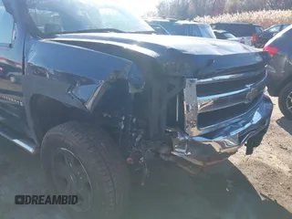 2009 Chevrolet Silverado 1500 LT with VIN 1GCEK29089Z264879, listed as a IAAI auction lot 40990010 with Not Provided miles and . Bid and sale history available at DreamBid. Image 6.