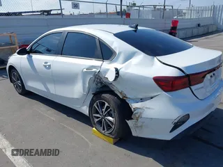 2022 Kia Forte LXS z VIN 3KPF24AD3NE496228, wystawiony jako IAAI lot #42193668 z przebiegiem 29 849 mil mil oraz . Historia ofert i sprzedaży dostępna na DreamBid. Obrazek 3.