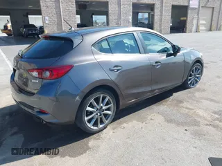 2018 Mazda 3 Touring z VIN 3MZBN1L38JM243749, wystawiony jako IAAI lot #41771812 z przebiegiem 65 533 mil mil oraz . Historia ofert i sprzedaży dostępna na DreamBid. Obrazek 4.