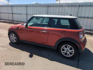 2011 MINI Hardtop z VIN WMWSU3C58BT252888, wystawiony jako Copart lot #55334725 z przebiegiem 59 701 mil mil oraz Szkody całkowita. Historia ofert i sprzedaży dostępna na DreamBid. Obrazek 2.