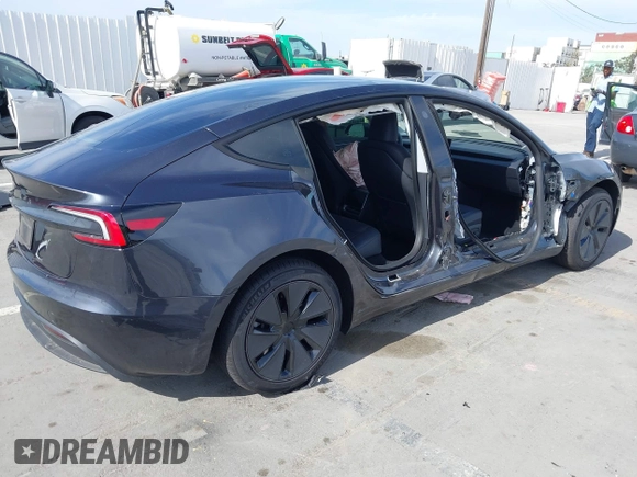 2025 Tesla Model 3 Long Range z VIN 5YJ3E1EA0SF915571, wystawiony jako IAAI lot #42247609 z przebiegiem 3 901 mil mil oraz . Historia ofert i sprzedaży dostępna na DreamBid. Obrazek 4.