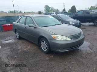 2002 Toyota Camry XLE z VIN 4T1BF32K62U516782, wystawiony jako IAAI lot #42190909 z przebiegiem 123 942 mil mil oraz . Historia ofert i sprzedaży dostępna na DreamBid. Obrazek 1.