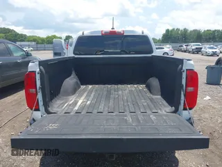2018 Chevrolet Colorado 4WD LT z VIN 1GCGTCEN3J1108460, wystawiony jako IAAI lot #42543935 z przebiegiem 81 203 mil mil oraz . Historia ofert i sprzedaży dostępna na DreamBid. Obrazek 17.