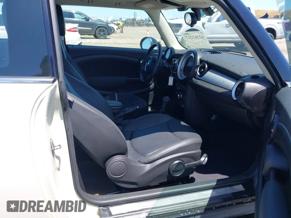2013 MINI Hardtop z VIN WMWSU3C59DT544374, wystawiony jako IAAI lot #42302212 z przebiegiem 76 856 mil mil oraz . Historia ofert i sprzedaży dostępna na DreamBid. Obrazek 5.
