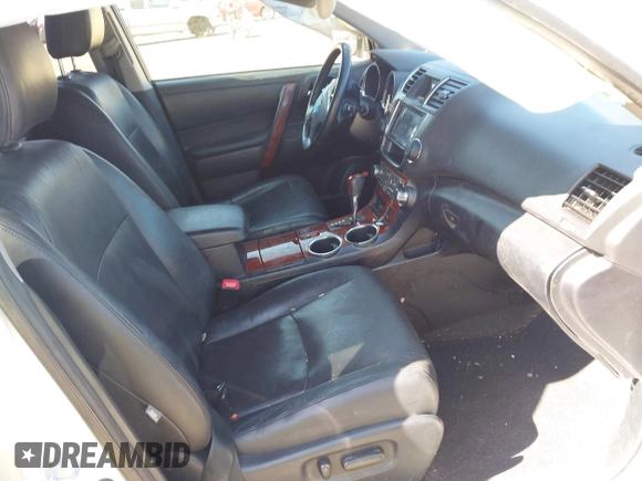 2013 Toyota Highlander Limited z VIN JTEDC3EH5D2013079, wystawiony jako IAAI lot #42479309 z przebiegiem Nie podano mil oraz . Historia ofert i sprzedaży dostępna na DreamBid. Obrazek 5.