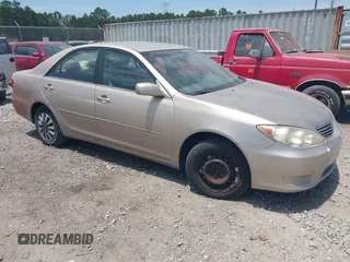 2005 Toyota Camry LE z VIN 4T1BE30KX5U079332, wystawiony jako IAAI lot #42352485 z przebiegiem 310 537 mil mil oraz . Historia ofert i sprzedaży dostępna na DreamBid. Obrazek 1.