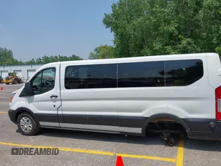 2019 Ford Transit Passenger XL z VIN 1FBZX2YM4KKB64966, wystawiony jako IAAI lot #42417498 z przebiegiem 157 311 mil mil oraz . Historia ofert i sprzedaży dostępna na DreamBid. Obrazek 14.
