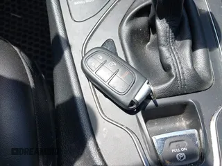 2020 Jeep Cherokee Altitude с VIN 1C4PJMLX2LD523285, выставлен на аукционе IAAI как лот 42235094 с пробегом 86 356 миль миль и . История ставок и продаж доступна на DreamBid. Изображение 11.