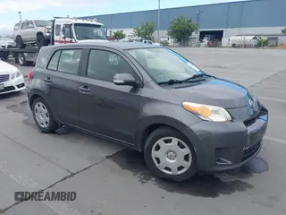 2011 Scion xD z VIN JTKKU4B47B1014973, wystawiony jako IAAI lot #42244626 z przebiegiem 121 465 mil mil oraz . Historia ofert i sprzedaży dostępna na DreamBid. Obrazek 1.