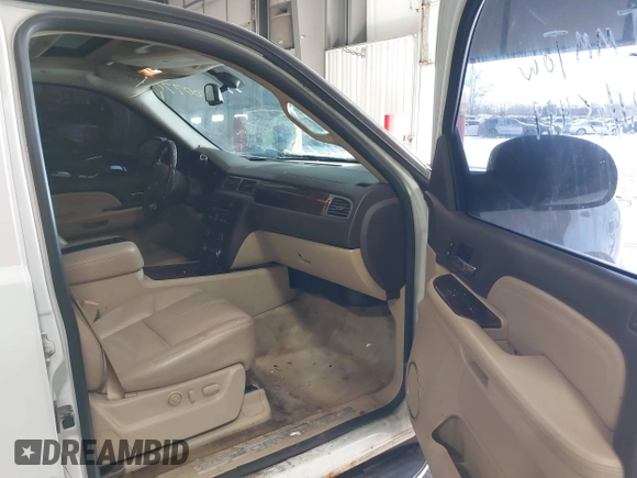 2008 GMC Yukon Denali z VIN 1GKFK63838J191268, wystawiony jako IAAI lot #41586712 z przebiegiem 206 128 mil mil oraz . Historia ofert i sprzedaży dostępna na DreamBid. Obrazek 5.
