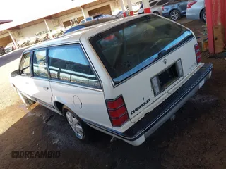 1989 Chevrolet Celebrity z VIN 1G1AW81W1K6142189, wystawiony jako IAAI lot #41816143 z przebiegiem 141 081 mil mil oraz . Historia ofert i sprzedaży dostępna na DreamBid. Obrazek 3.