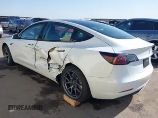 2021 Tesla Model 3 Long Range z VIN 5YJ3E1EB9MF006966, wystawiony jako IAAI lot #41976745 z przebiegiem 37 651 mil mil oraz . Historia ofert i sprzedaży dostępna na DreamBid. Obrazek 6.