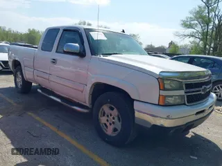 2006 Chevrolet Silverado 1500 LT3 with VIN 1GCEK19Z06Z198008, listed as a IAAI auction lot 42026601 with 258,272 mi miles. Bid and sale history available at carsss.com. Image 1.