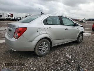 2012 Chevrolet Sonic LS z VIN 1G1JA5SH6C4164795, wystawiony jako Copart lot #55952365 z przebiegiem 119 966 mil mil oraz Szkoda całkowita • Salvage title. Historia ofert i sprzedaży dostępna na DreamBid. Obrazek 3.